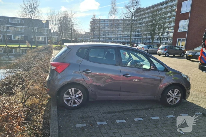 Auto botst op woning