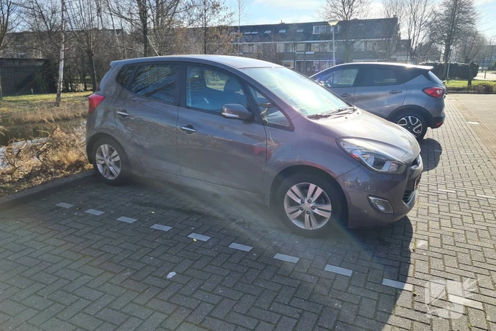 Auto botst op woning
