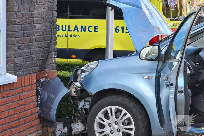 Auto botst op woning