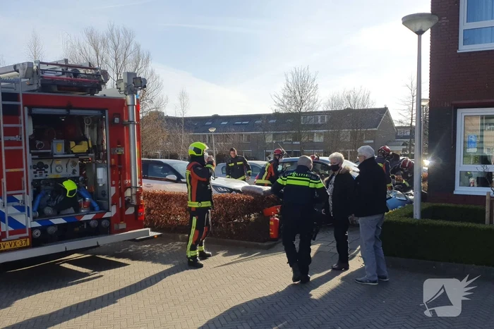 Auto botst op woning