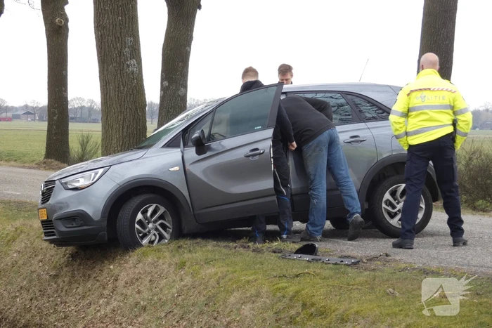 Auto tegen boom na uitwijkmanoeuvre