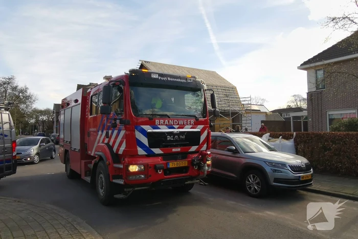 Brandweer blust brandende dakbedekking
