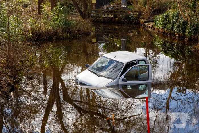 Man rijdt met 45-km voertuig de sloot in