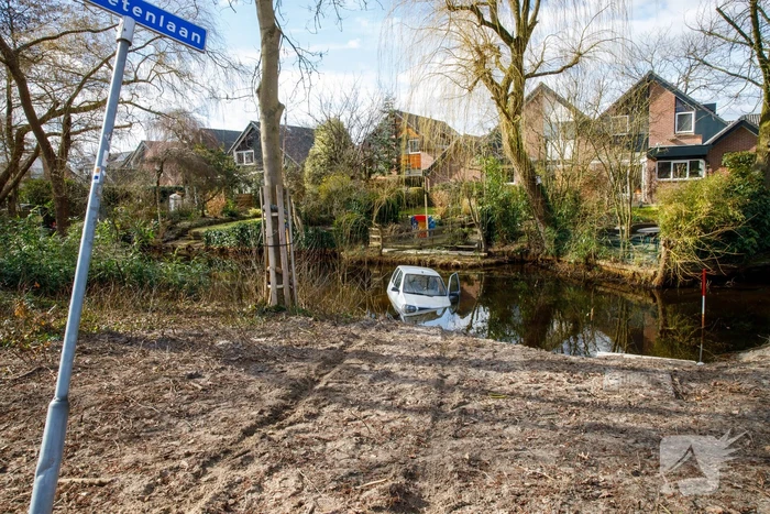 Man rijdt met 45-km voertuig de sloot in