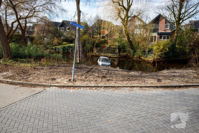 Man rijdt met 45-km voertuig de sloot in