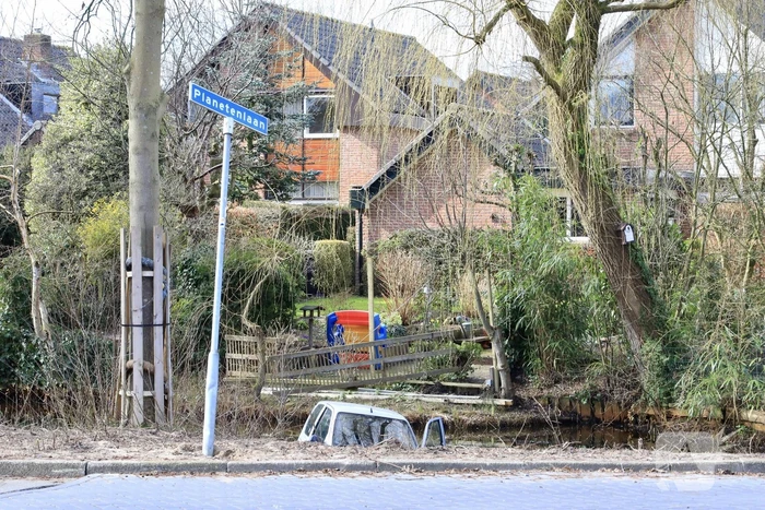 Man rijdt met 45-km voertuig de sloot in