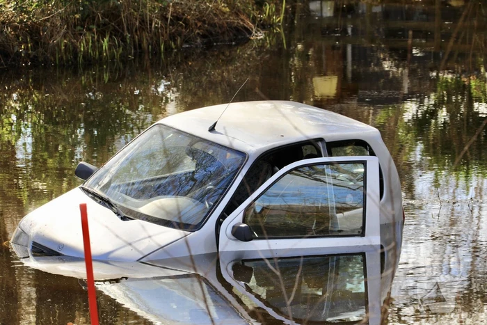 Man rijdt met 45-km voertuig de sloot in