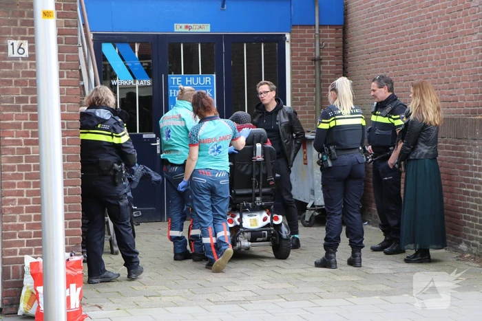 Man met scootmobiel ten val