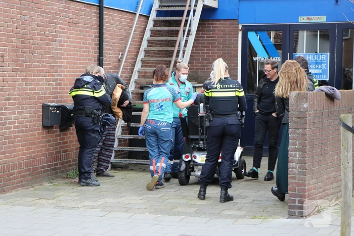 Man met scootmobiel ten val