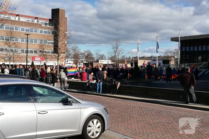 Ruim 300 mensen op de been bij demonstratie tegen homofobe predikant