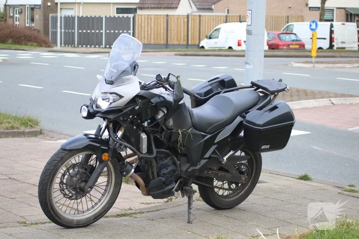 Motorrijder gaat onderuit en raakt gewond