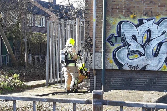 Buiten brand naast gebouw snel geblust