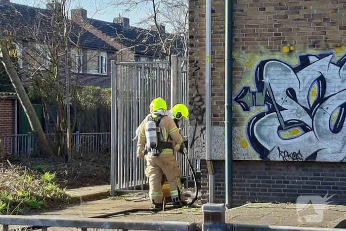 Buiten brand naast gebouw snel geblust