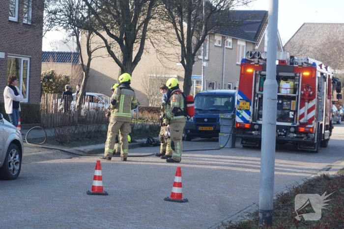 Brandweer doet onderzoek naar vuur uit schoorsteen