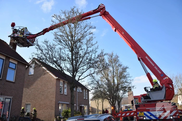 Brandweer doet onderzoek naar vuur uit schoorsteen