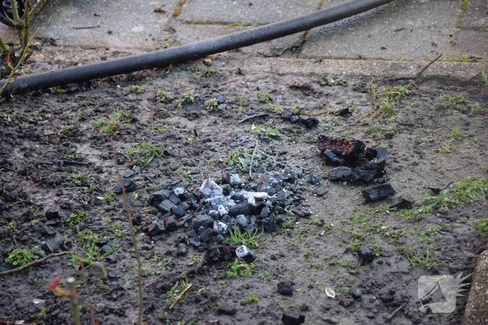Brandweer doet onderzoek naar vuur uit schoorsteen