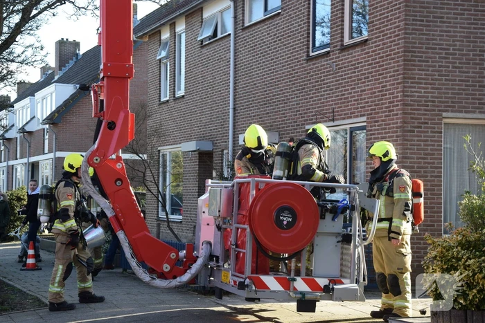 Brandweer doet onderzoek naar vuur uit schoorsteen