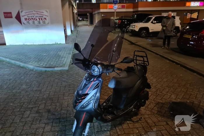 Scooterrijder komt in botsing met voetganger
