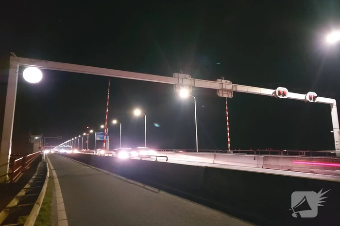 Lange file op Haringvlietbrug door storing