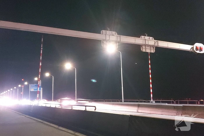 Lange file op Haringvlietbrug door storing