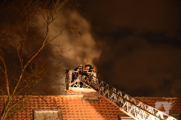 Brand in schoorsteen van woning