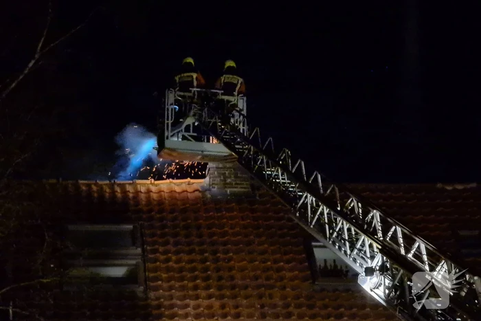 Brand in schoorsteen van woning
