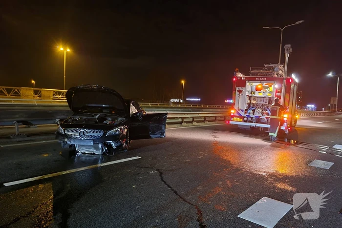 Automobilist botst frontaal op vangrail