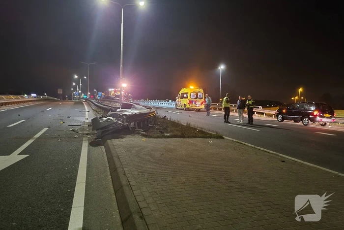Automobilist botst frontaal op vangrail