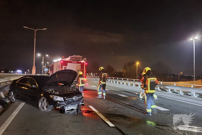Automobilist botst frontaal op vangrail