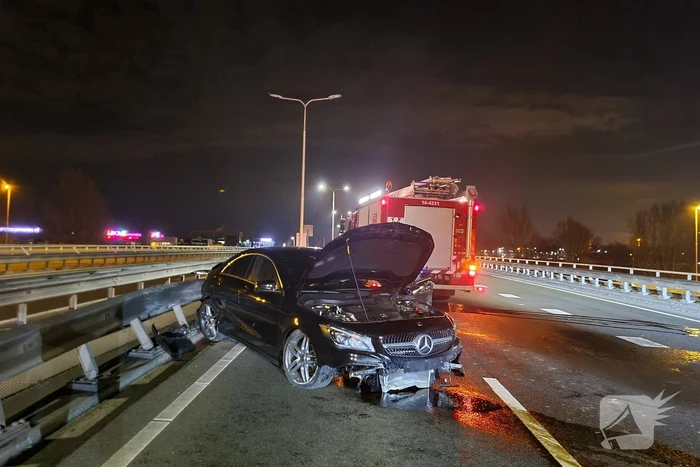 Automobilist botst frontaal op vangrail