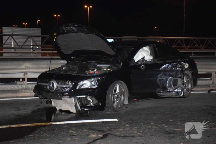 Automobilist botst frontaal op vangrail
