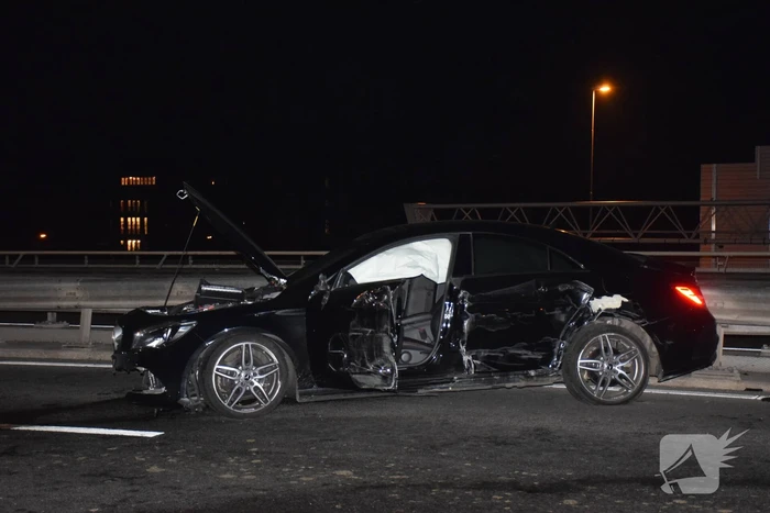 Automobilist botst frontaal op vangrail