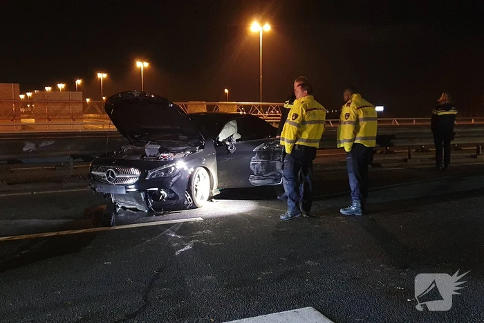 Automobilist botst frontaal op vangrail