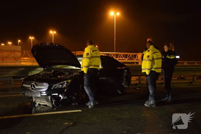 Automobilist botst frontaal op vangrail