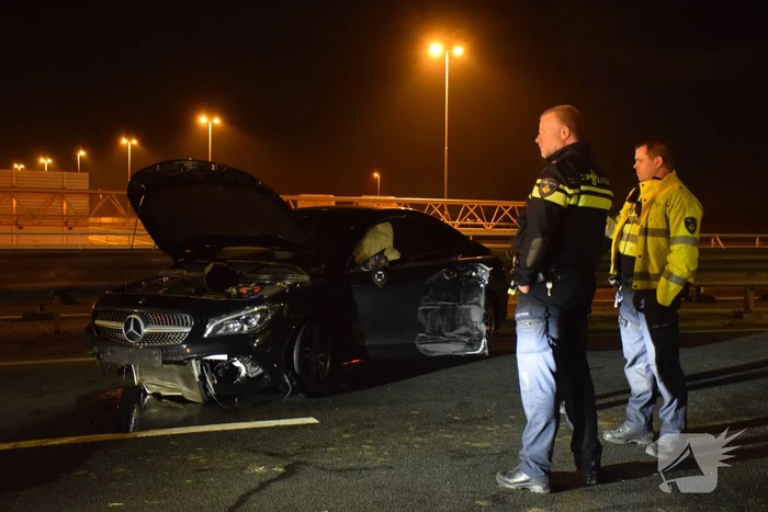 Automobilist botst frontaal op vangrail