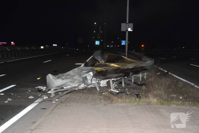 Automobilist botst frontaal op vangrail