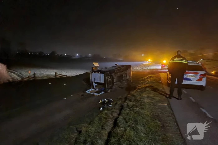 Bestelbus gaat op zijn kant