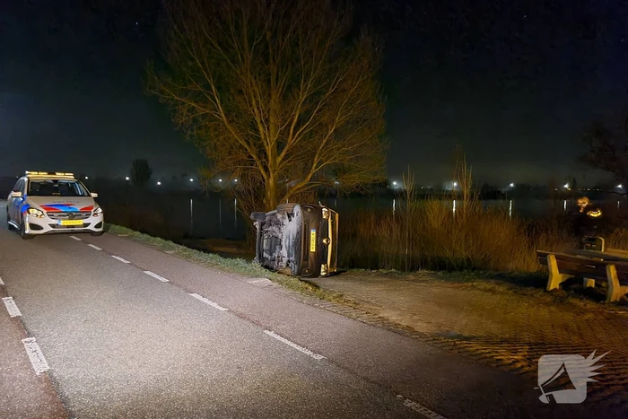 Bestelbus gaat op zijn kant