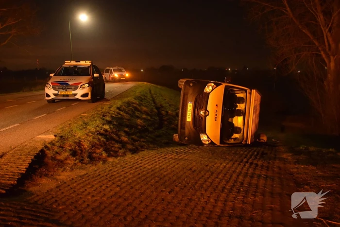Bestelbus gaat op zijn kant