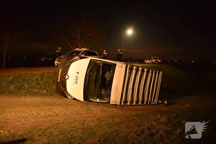 Bestelbus gaat op zijn kant