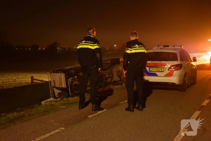Bestelbus gaat op zijn kant