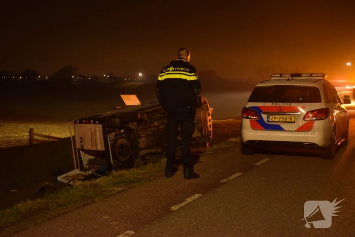 Bestelbus gaat op zijn kant
