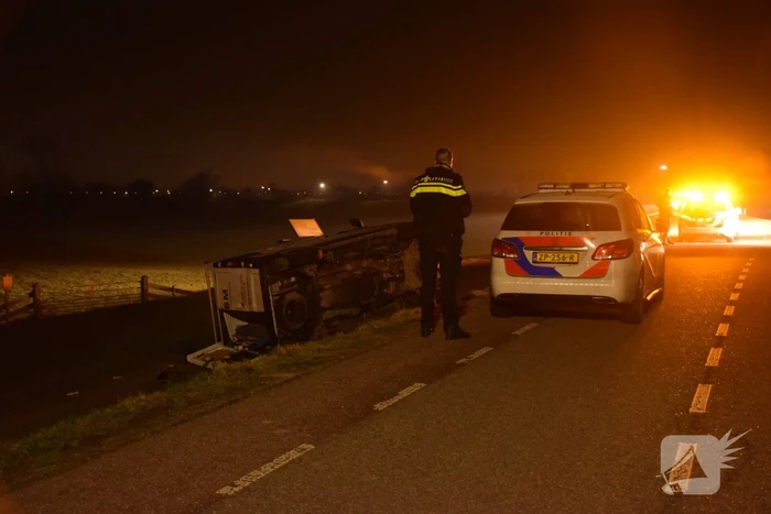 Bestelbus gaat op zijn kant