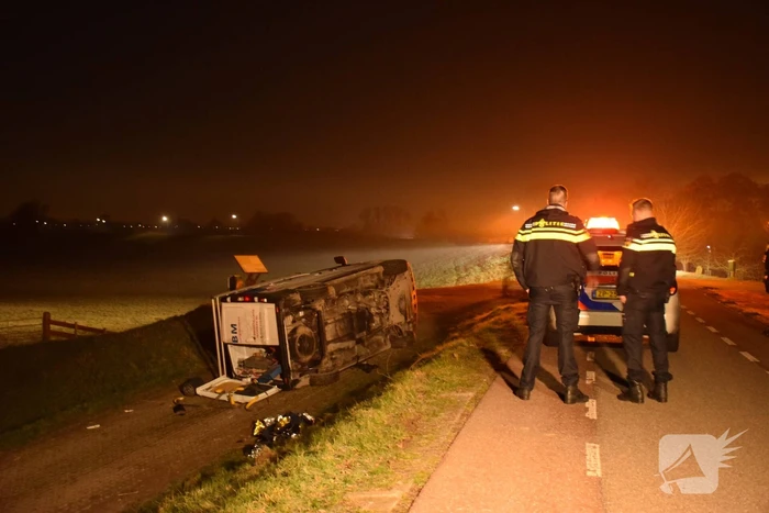 Bestelbus gaat op zijn kant