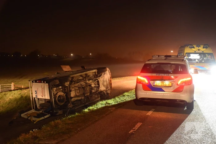 Bestelbus gaat op zijn kant