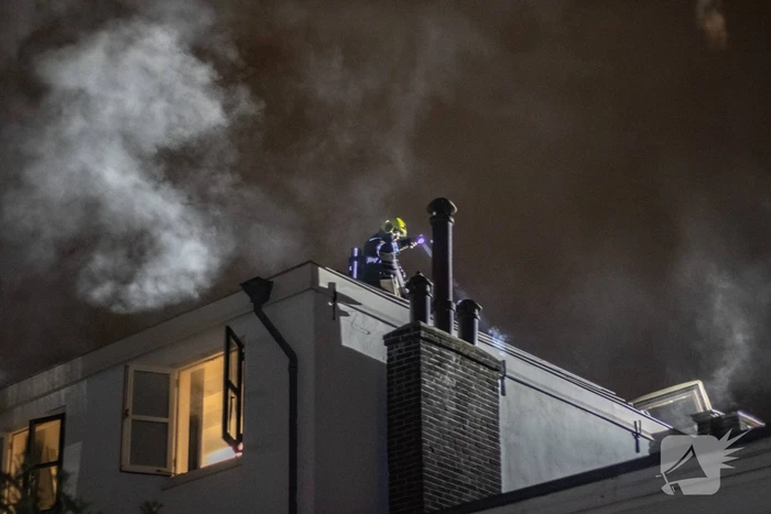 Veel rook door brand in schoorsteenkanaal