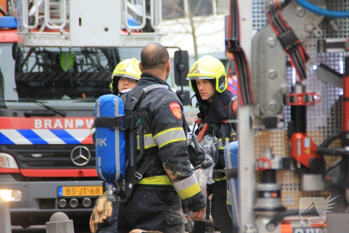 Woningbrand laait opnieuw op