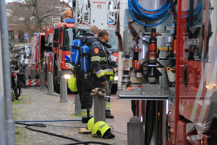 Woningbrand laait opnieuw op