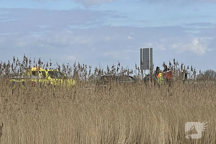 Auto belandt in de sloot langs toerit