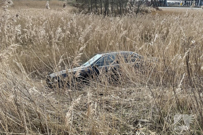 Auto belandt in de sloot langs toerit